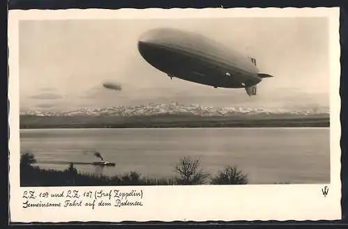 AK LZ Hindenburg und LZ Graf Zeppelin bei gemeinsamer Fahrt über dem Bodensee