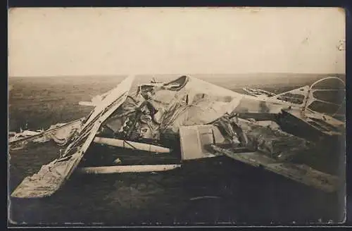 Foto-AK Abgestürztes Flugzeug auf einem Feld