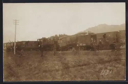 Foto-AK Eisenbahnkatastrophe, Zusammenstoss mit zerstörten Waggons