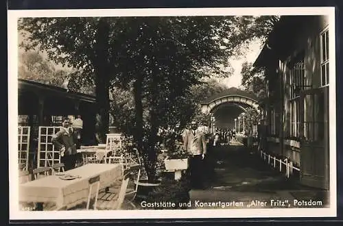 AK Potsdam, Gasthof und Konzertgarten Alter Fritz, Partie im Garten