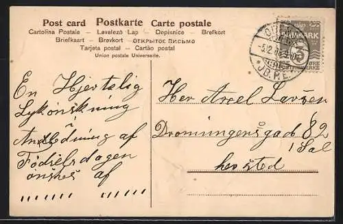 AK Vergnügtes Kind mit Zipfelmütze im Bett