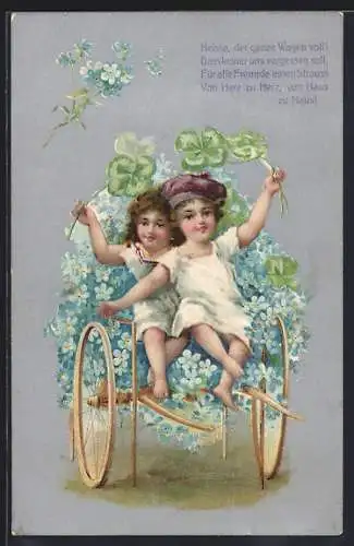 AK Kleines Paar im Blumenwagen mit Glücksklee