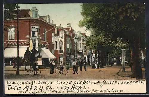 AK Hilversum, Groest, Strassenkreuzung mit Geschäften, Stele