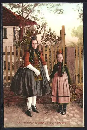 AK Zwei Mädchen in Hesssicher Tracht an einem Zaun stehend