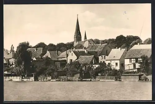 AK Malchow /Krs. Waren, Uferpartie mit Kirche