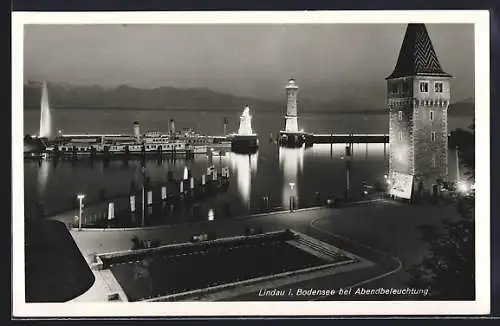 AK Lindau i. Bodensee, Hafeneinfahrt mit Leuchtturm bei Abendbeleuchtung