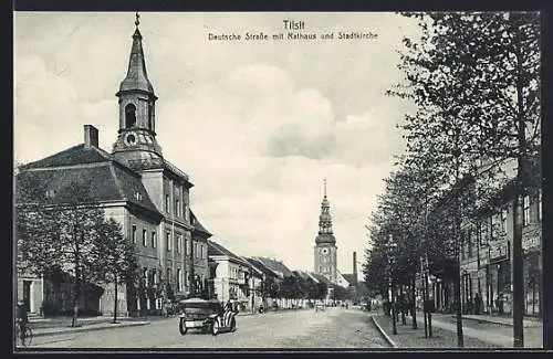AK Tilsit, Deutsche Strasse mit Rathaus und Stadtkirche