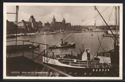 AK Stettin, Hafen mit Schiff Gudrun und Blick auf die Hakenterrasse