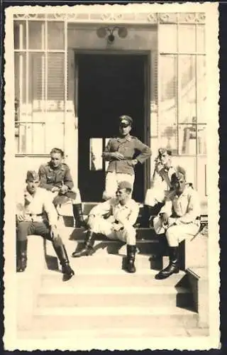 Foto-AK Draveil, Soldaten an der Treppe 1941