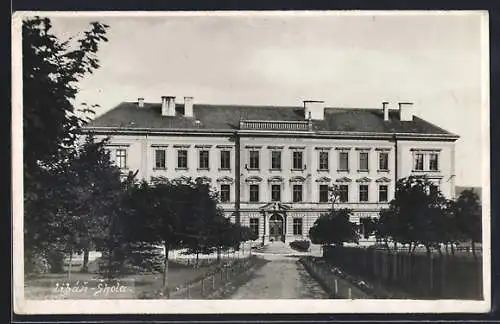 AK Libán, Skola