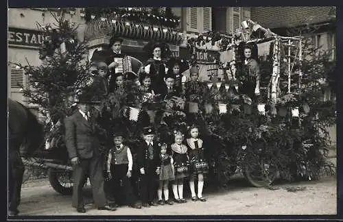 Foto-AK Wattwiller, Umzugswagen mit Kindern