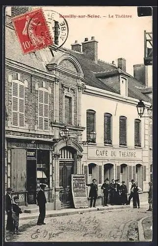 AK Romilly-sur-Seine, Le Théâtre et le Café du Théâtre animés par des passants