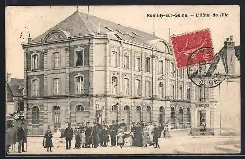 AK Romilly-sur-Seine, L`Hôtel de Ville avec un groupe de personnes devant l`entrée