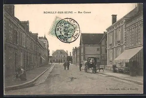 AK Romilly-sur-Seine, Rue Carnot avec calèche et passants