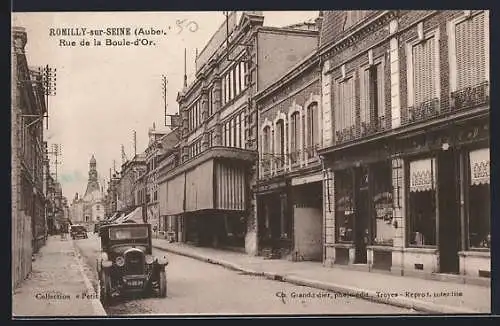 AK Romilly-sur-Seine, Rue de la Boule-d`Or avec voiture ancienne