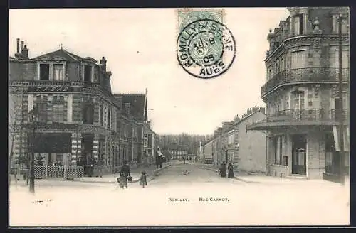 AK Romilly, Rue Carnot avec bâtiments historiques et passants