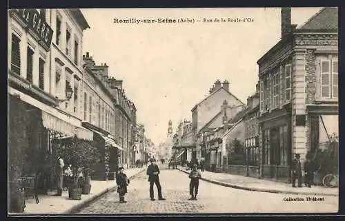 AK Romilly-sur-Seine, Rue de la Boulé-d`Or animée avec passants