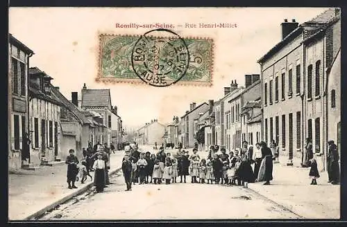 AK Romilly-sur-Seine, Rue Henri-Millet animée avec groupes d`enfants et habitants