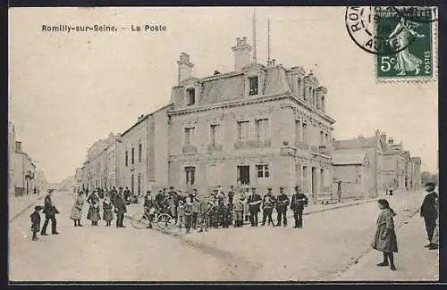 AK Romilly-sur-Seine, La Poste et groupe d`enfants devant le bâtiment