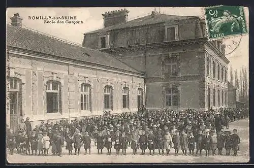 AK Romilly-sur-Seine, École des Garcons avec élèves rassemblés devant le bâtiment scolaire