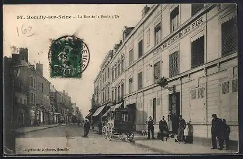 AK Romilly-sur-Seine, La Rue de la Boule d`Or avec diligence et passants