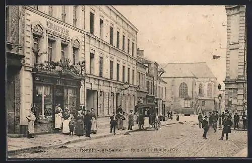 AK Romilly-sur-Seine, Rue de la Boule d`Or avec passants et charrette