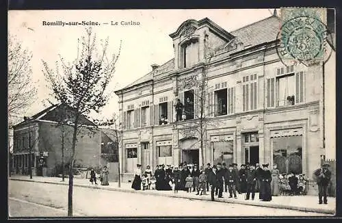 AK Romilly-sur-Seine, Le Casino et groupe de personnes devant le bâtiment