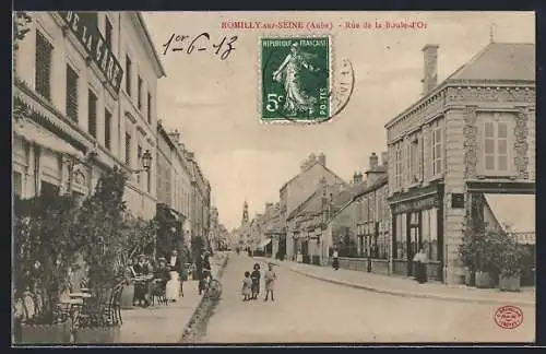 AK Romilly-sur-Seine, Rue de la Boule-d`Or animée avec passants et boutiques