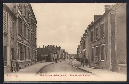 AK Romilly-sur-Seine, Rue Gornet-Boivin animée avec passants