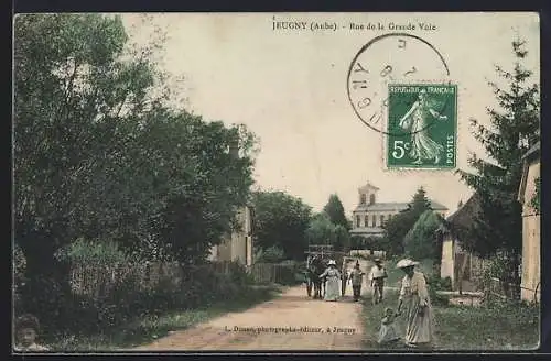 AK Jeugny, Rue de la Grande Voie animée avec passants et verdure