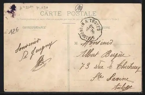 AK Jeugny, Rue de la Grande Voie animée avec passants et verdure