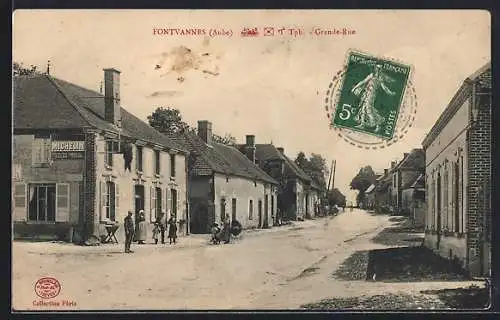AK Fontvannes, Vue de la Grande Rue avec des habitants et bâtiments historiques