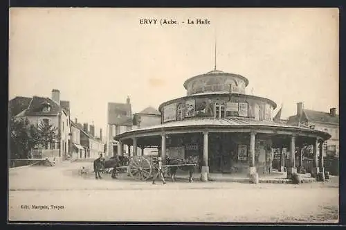 AK Ervy, La Halle avec chariots et chevaux devant la halle circulaire