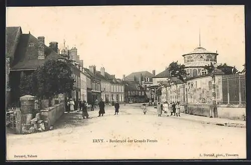 AK Ervy, Boulevard des Grands Fossés avec passants et bâtiments historiques