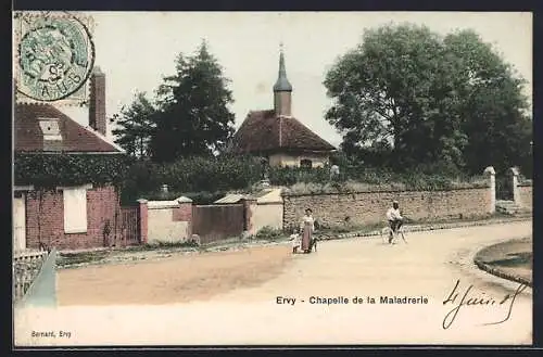 AK Ervy, Chapelle de la Maladrerie et rue animée