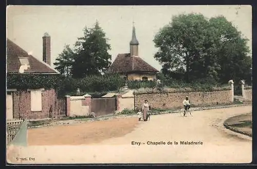 AK Ervy, Chapelle de la Maladrerie et rue animée
