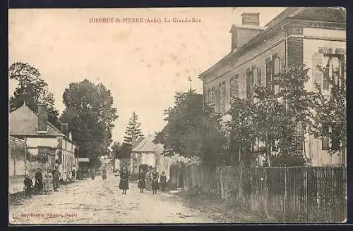 AK Dierrey-Saint-Pierre, La Grande-Rue animée par des passants