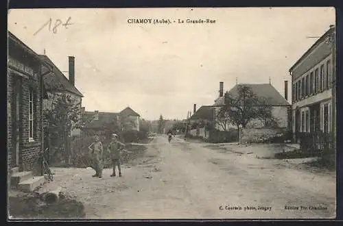 AK Chamoy, La Grande-Rue avec deux enfants sur la route