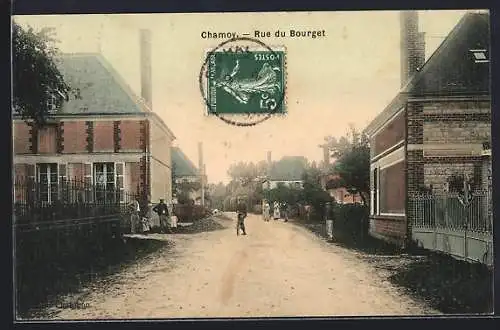 AK Chamoy, Rue du Bourget avec des passants et des bâtiments en briques