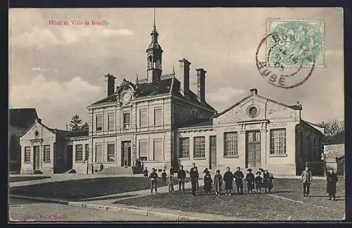 AK Bouilly, Hôtel de Ville et école avec enfants sur la place