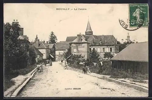 AK Bouilly, Le Centre avec vue sur la rue principale et bâtiments historiques