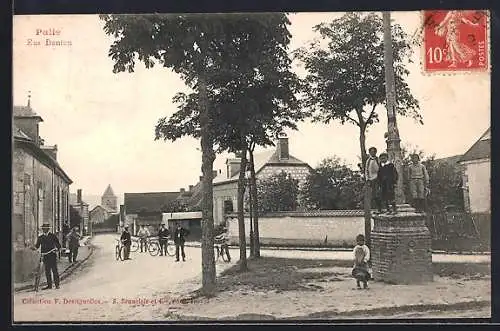 AK Palis, Rue Damrémont avec enfants jouant autour d`un monument