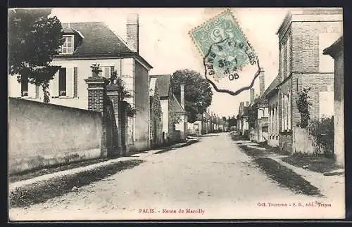 AK Palis, Route de Marcilly avec maisons traditionnelles et rue tranquille