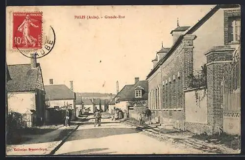 AK Palis, Grande-Rue animée avec passants et bâtiments en brique