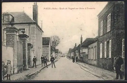 AK Palis, Route de Nogent-sur-Seine à Tonnerre avec passants et maisons en briques