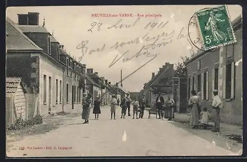 AK Neuville-sur-Vanne, Rue principale avec habitants et enfants jouant dans la rue