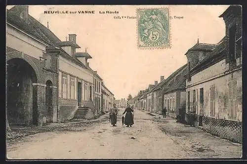 AK Neuville-sur-Vanne, La Route avec passants et maisons alignées