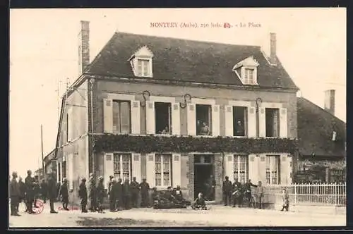 AK Montfey, La Place avec habitants devant un bâtiment traditionnel