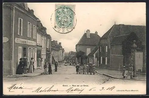 AK Ervy, Rue de la Gare avec passants et bâtiments historiques
