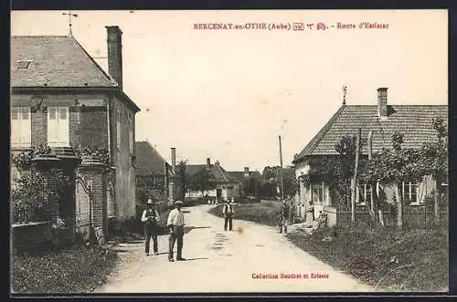 AK Bercenay-en-Othe, Route d`Estissac avec des habitants devant les maisons
